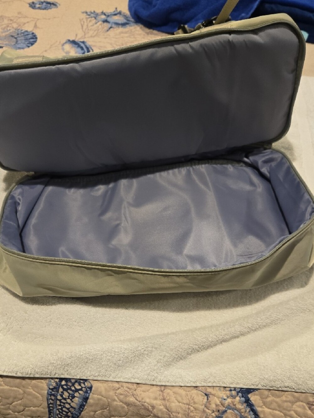 Lightweight Duffel Bag in Light Green - Picture 15 of 16